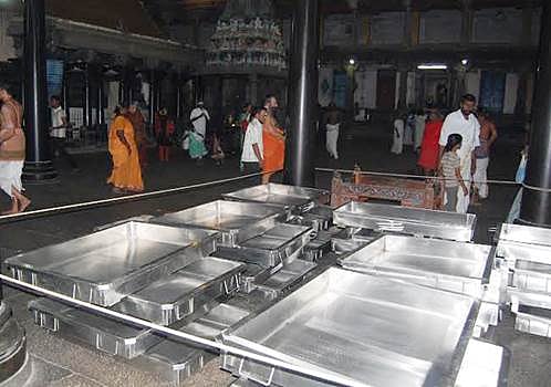 நடராஜர் கோயிலுக்கு ரூ.2.50 லட்சம் செலவில் 28 எவர்சில்வர் தட்டுகள் வழங்கிய பக்தர்